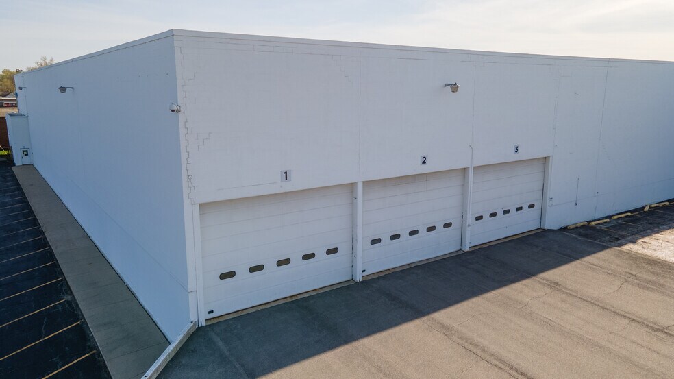 More Photos Of 4000 Auburn St, Rockford Distribution For Lease
