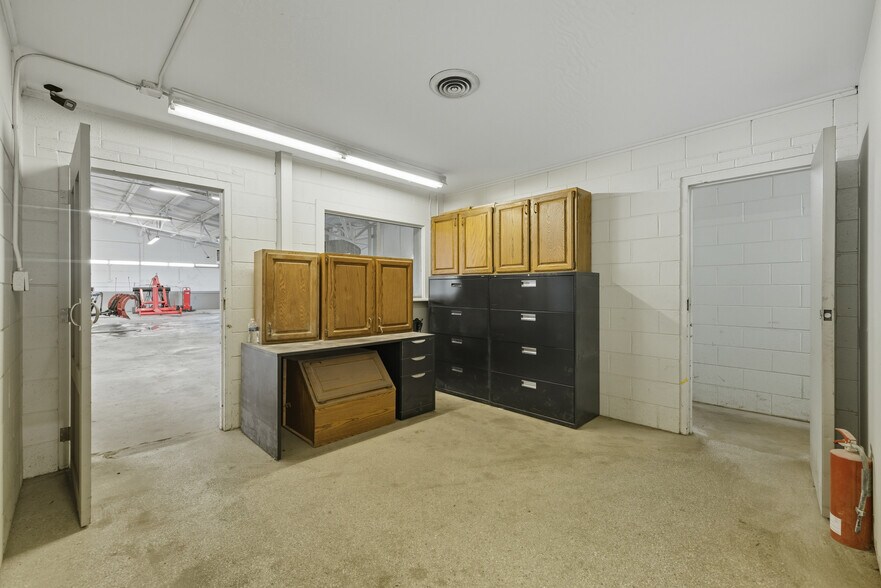 More Photos Of 801 W Grant Hwy, Marengo Showroom For Lease