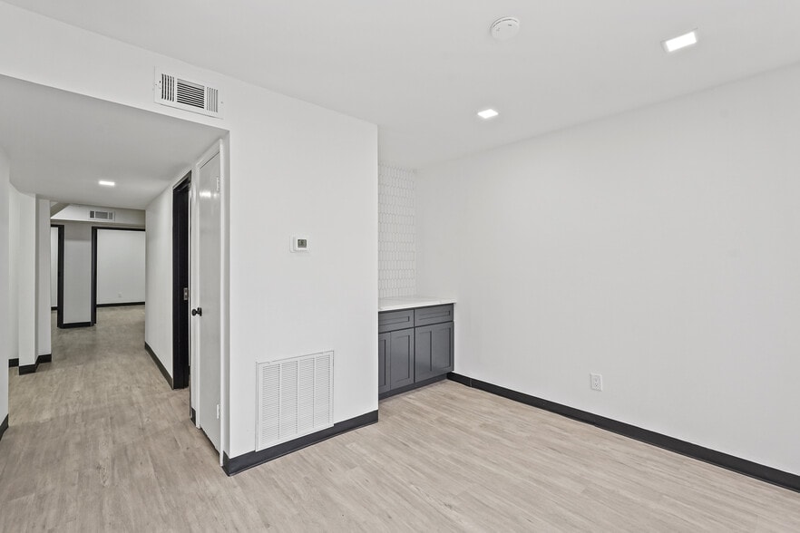 More Photos Of 6201-6205 W 34th St, Houston Warehouse For Lease