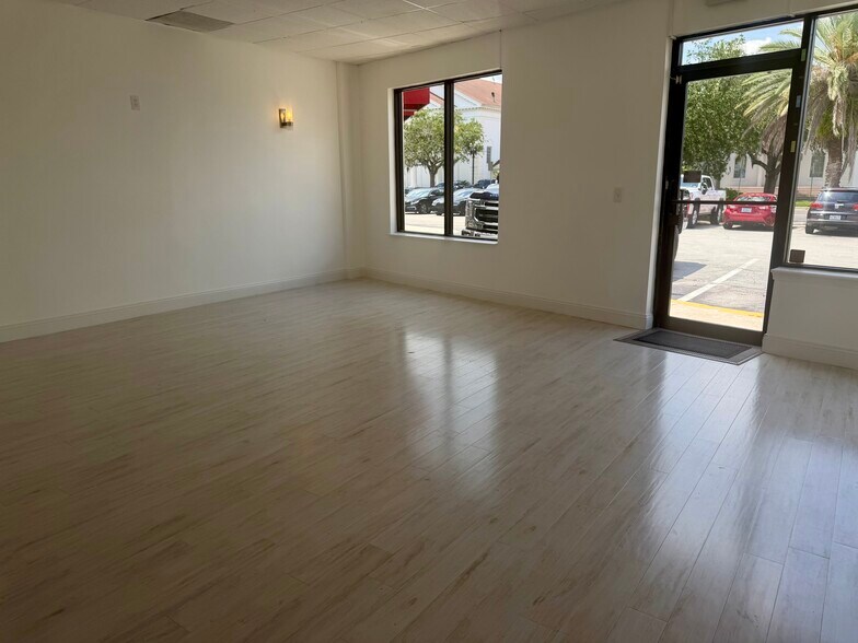 More Photos Of 2000 Hendricks Ave, Jacksonville General Retail For Lease