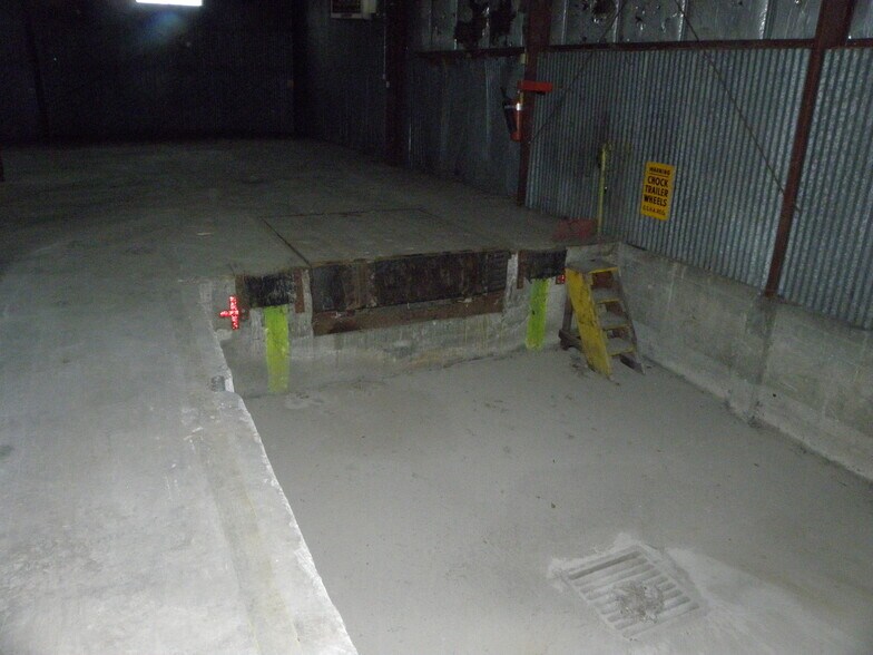 More Photos Of 922 Armstrong St, Morris Distribution For Lease