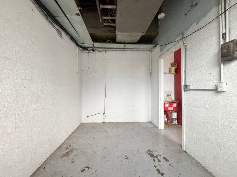 More Photos Of 507 S 12th St, Murray Flex For Sale