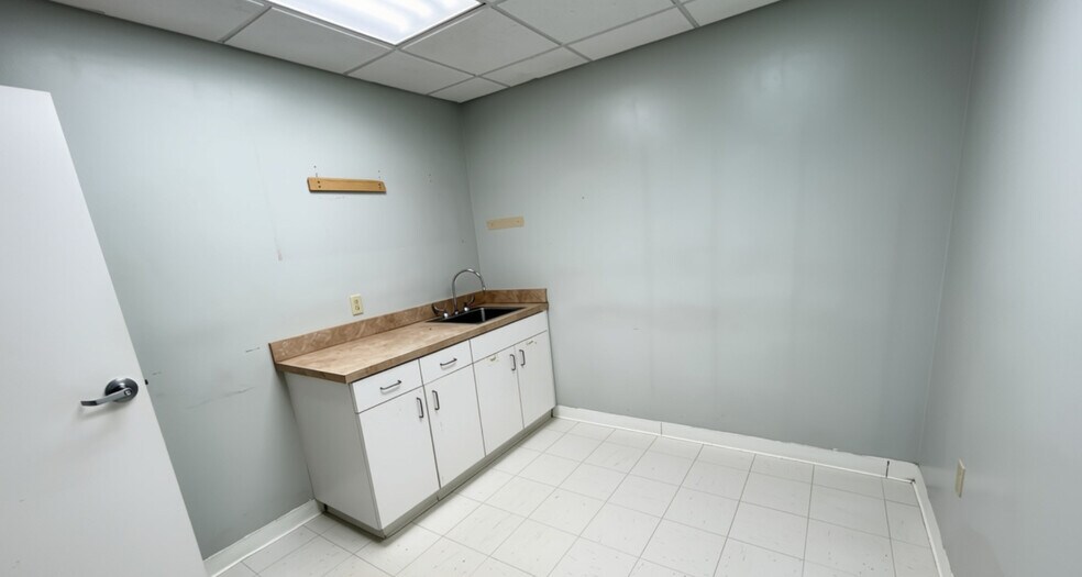 More Photos Of 6103 Tippin Ave, Pensacola General Retail For Lease