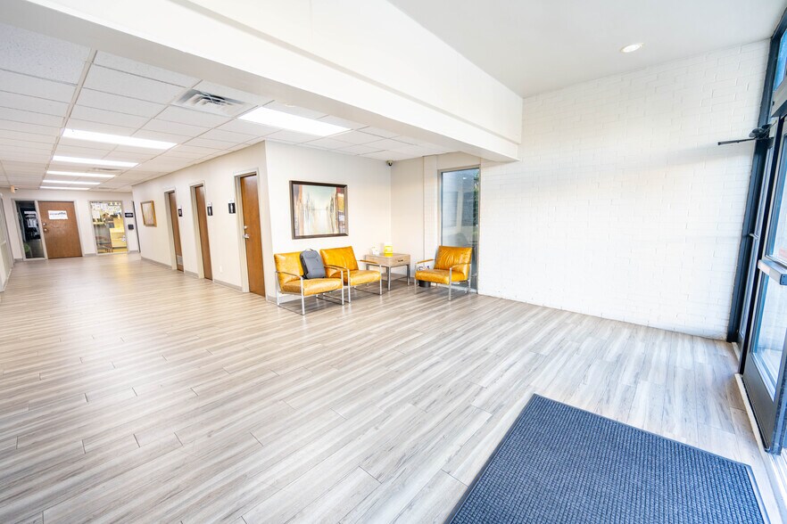 More Photos Of 560 W Main St, Lewisville Office For Sale