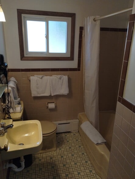 More Photos Of 3107 W Lake Rd, Erie Hotel For Sale