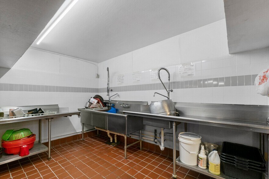 More Photos Of 1400 N Frazier St, Conroe Restaurant For Sale