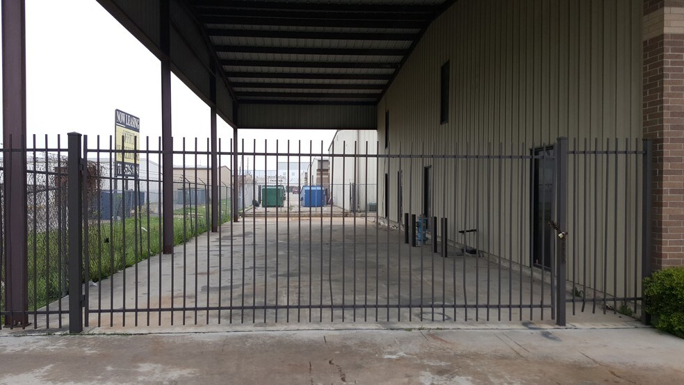More Photos Of 5829 W Sam Houston Pky N, Houston Light Distribution For Lease