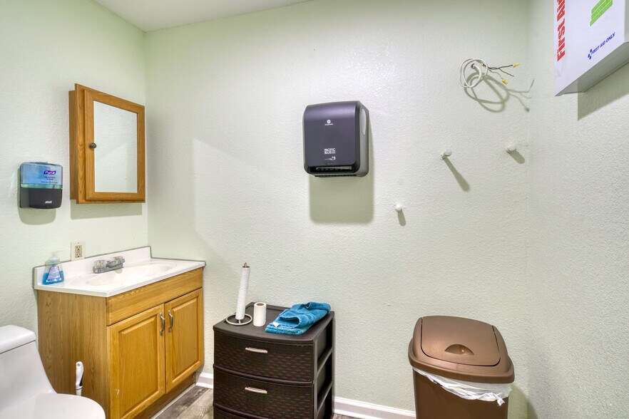 More Photos Of 212 S Tammye Ln, Madisonville Office For Sale