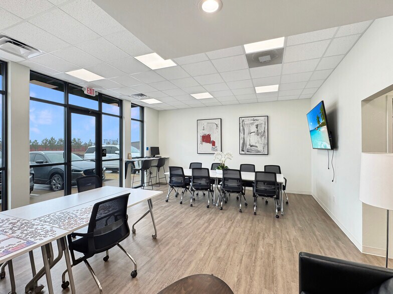 More Photos Of 901 E Main St, Yukon General Retail For Lease