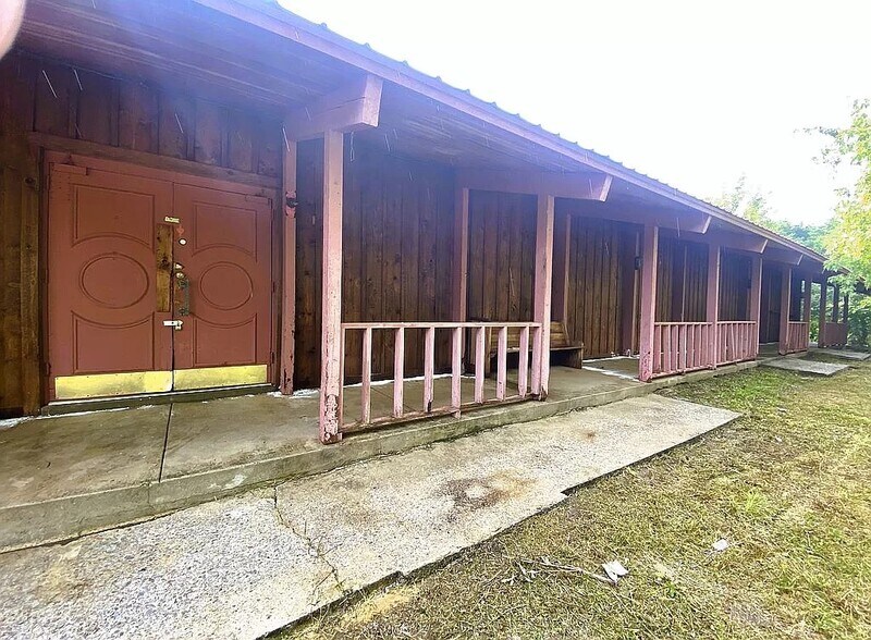 More Photos Of 8804 Warsaw Road 85, Aliceville Loft Creative Space For Sale