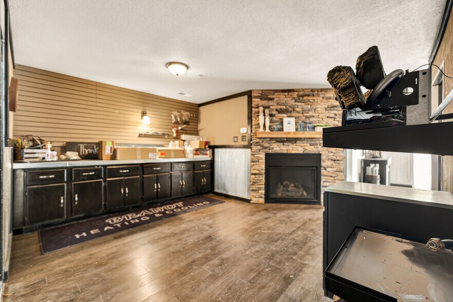 More Photos Of 1401 E Main St, Linn Flex For Sale