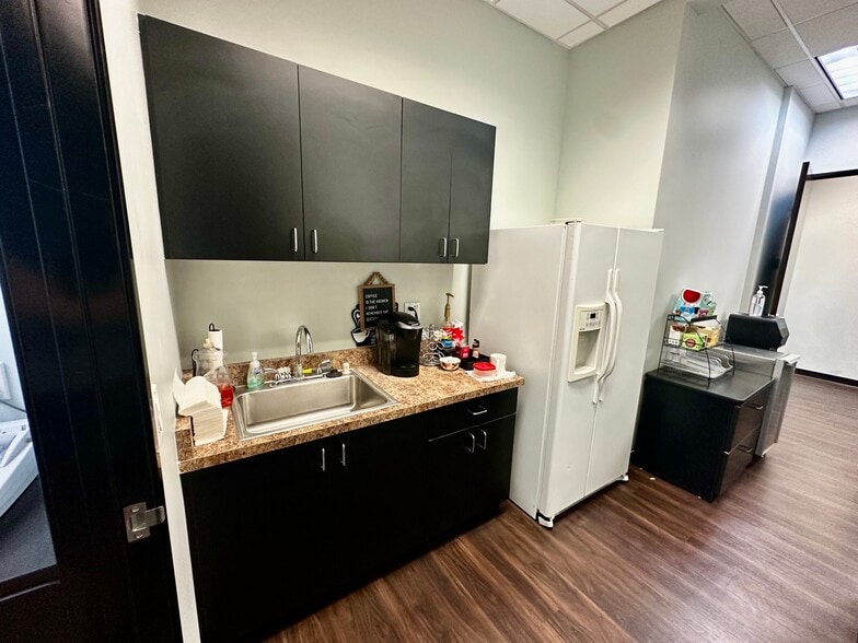 More Photos Of 17100 N 67th Ave, Glendale Office For Sale