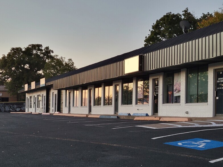 More Photos Of 202 Santa Fe Dr, Weatherford Storefront For Lease