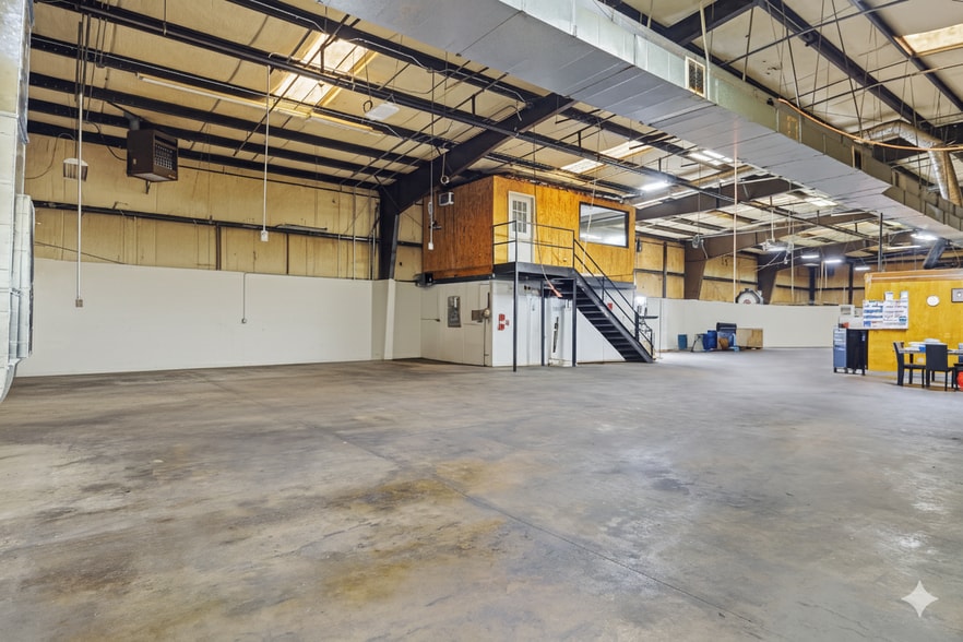 More Photos Of 913 Washington St, Graham Manufacturing For Sale