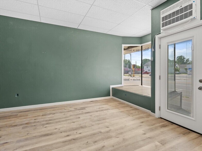 More Photos Of 1410 Washington St, Manitowoc General Retail For Sale