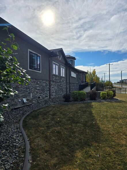 More Photos Of 110 Pelican Pl, Sylvan Lake Office For Lease