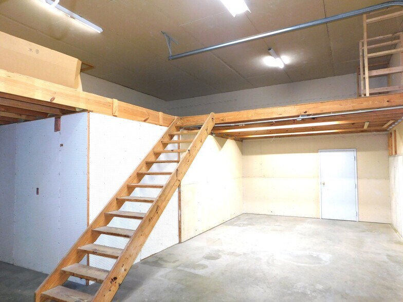More Photos Of 215 Nieman St, Sunman Warehouse For Lease