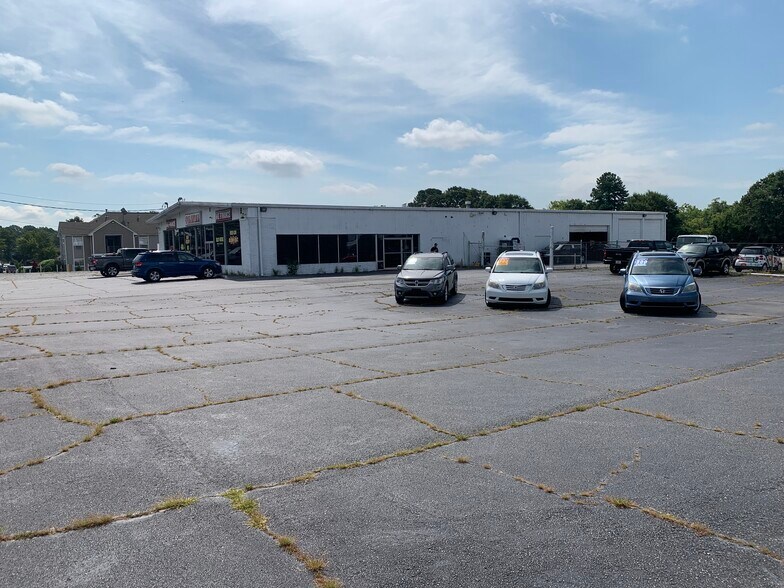 More Photos Of 349 Forest Pky, Forest Park Showroom For Lease