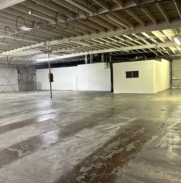 More Photos Of 2100 Floyd St, Burbank Warehouse For Lease