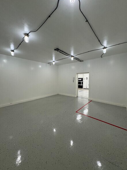 More Photos Of 1403 E Houston St, San Antonio Flex For Lease