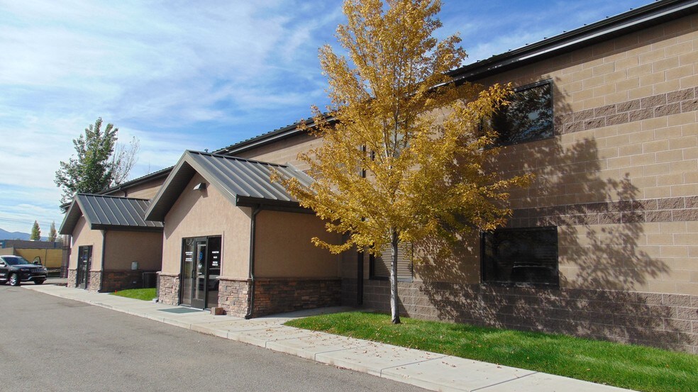 More Photos Of 1195 N Spring Creek Pl, Springville Showroom For Lease