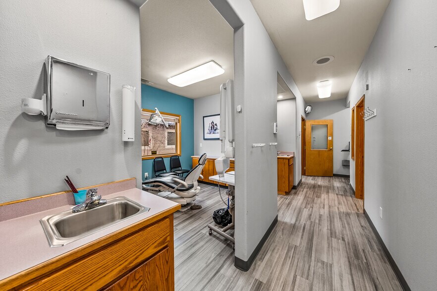 More Photos Of 925 Town Centre Dr, Medford Medical For Lease