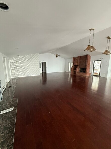 More Photos Of 8411 Russell Rd, Ottawa Flex For Sale