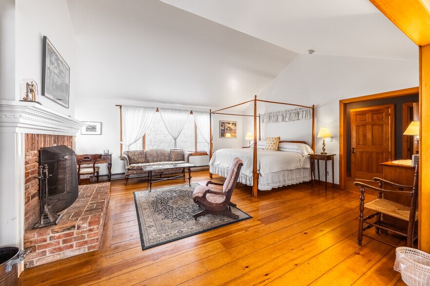 More Photos Of 40 Union St, Blue Hill Hospitality For Sale
