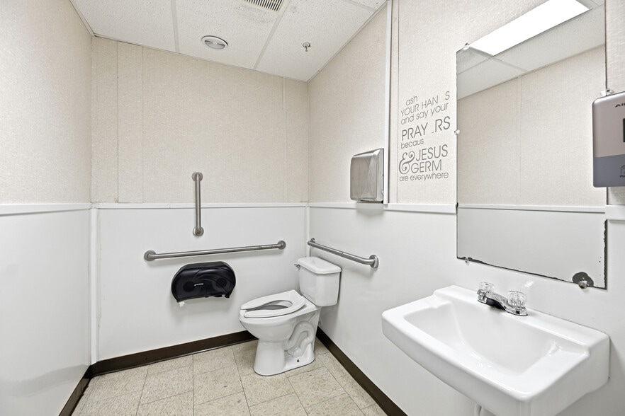 More Photos Of 6837 Lakeville Rd, Orlando Religious Facility For Sale