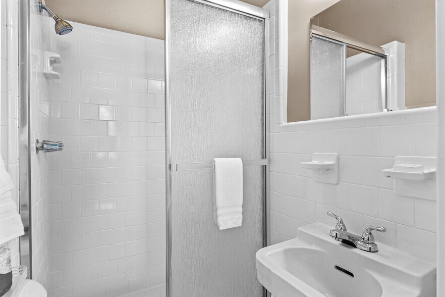 More Photos Of 738 E Main St, Belhaven Hotel For Sale