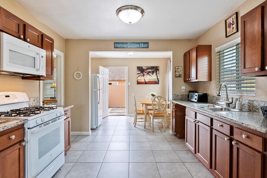 More Photos Of 1910 W Lincoln St, Long Beach Multifamily For Sale