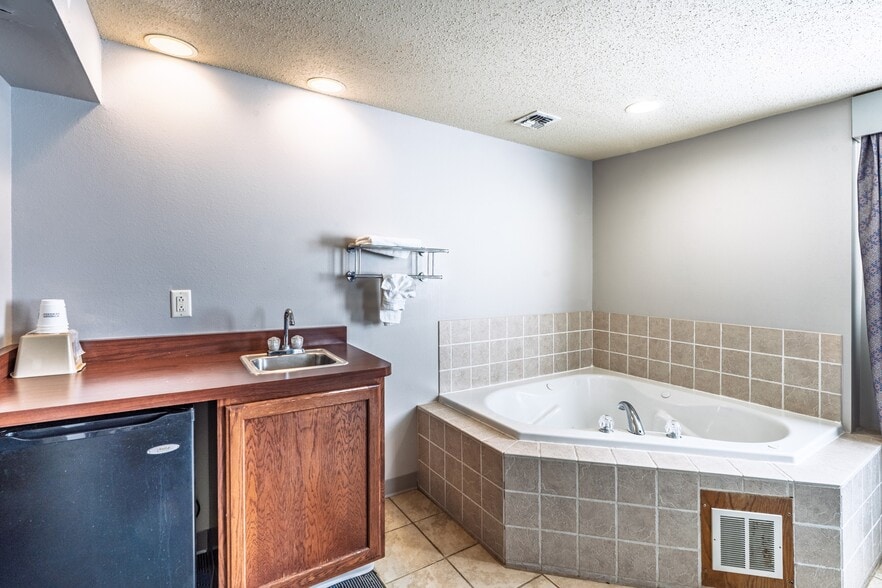 More Photos Of 519 Crook St, Custer Hotel For Sale