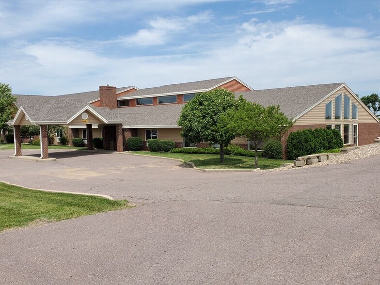 More Photos Of 504 SE 10th St, Madison Hotel For Sale
