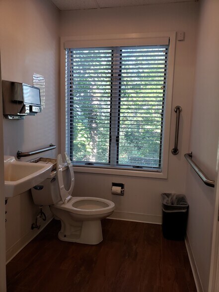 More Photos Of 557 Broad St, Bloomfield Medical For Sale