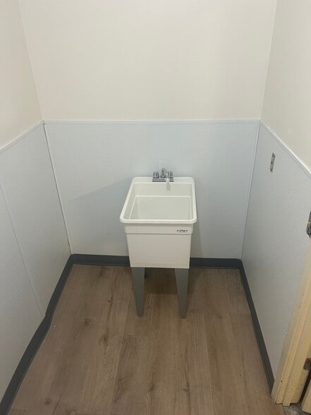 More Photos Of 1026 S Gerhart Ave, Commerce Warehouse For Sale