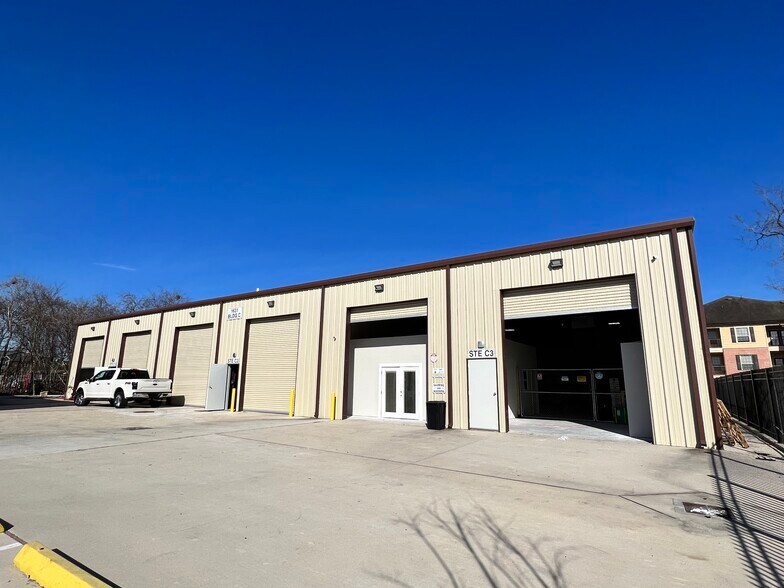 More Photos Of 1631 Highway 6 S, Houston Warehouse For Lease