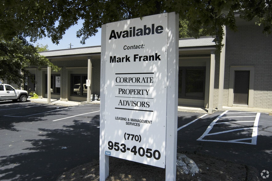 More Photos Of 42 Oak St, Roswell Freestanding For Lease