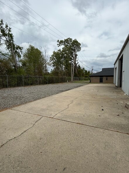 More Photos Of 822 N Creek Dr, Conway Auto Repair For Lease