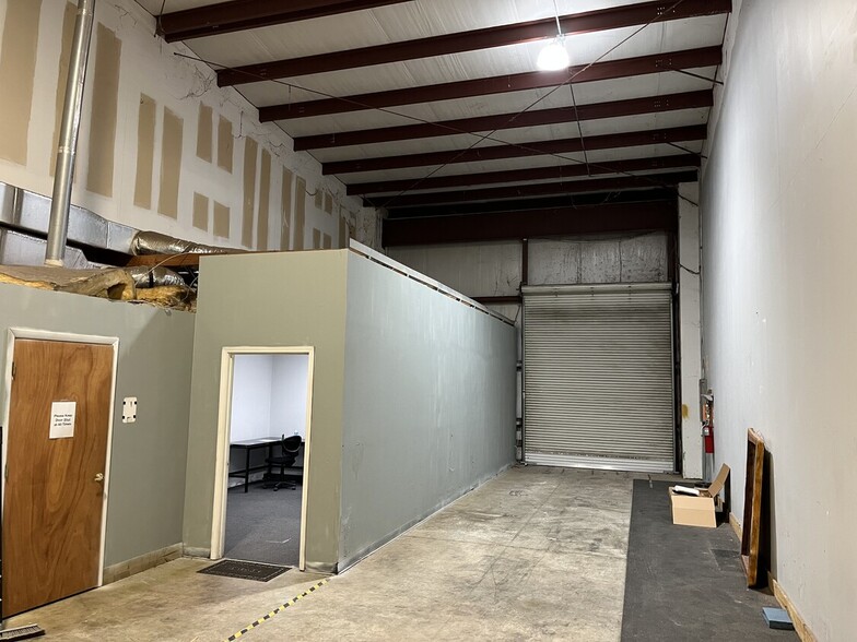 More Photos Of 4656 Collins Rd, Jacksonville Warehouse For Lease