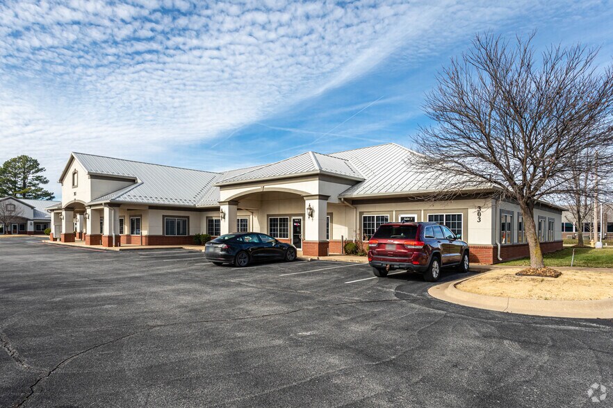 More Photos Of 303 SW 18th St, Bentonville Office For Lease