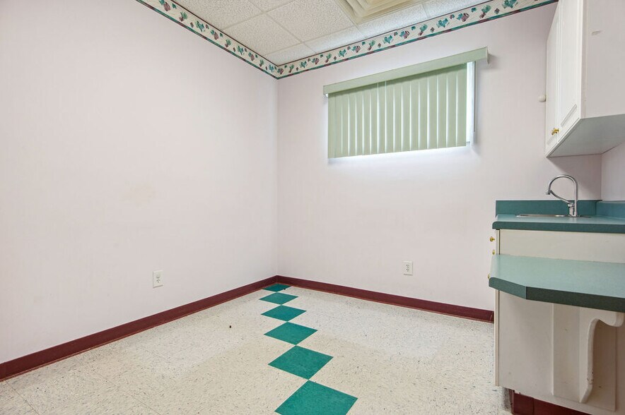 More Photos Of 43 Office Park Dr, Jacksonville Medical For Lease