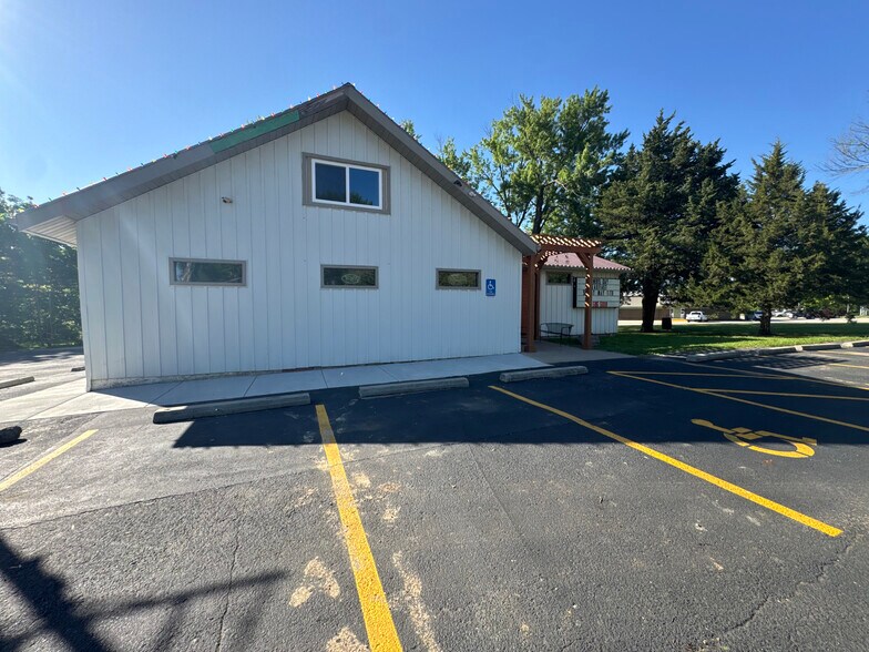 Primary Photo Of 8385 Penner Ave, De Soto Restaurant For Lease