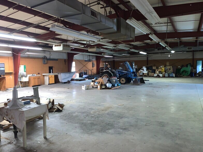 More Photos Of 52 Mid Valley, Verona Light Manufacturing For Sale