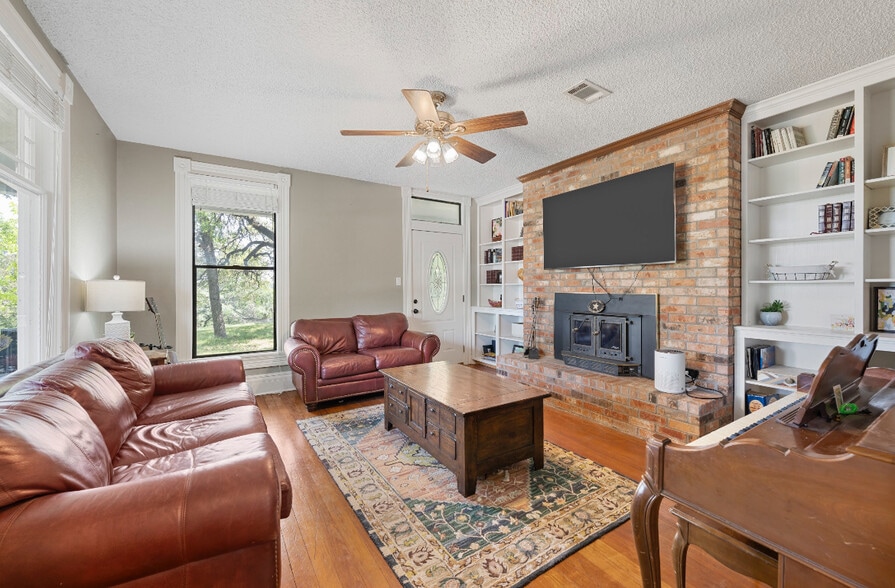 More Photos Of 301 Avenue I, Valley Mills Specialty For Sale