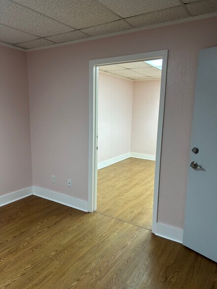 More Photos Of 1420 N Austin St, Seguin Office For Lease