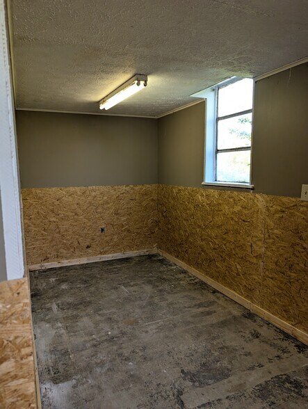 More Photos Of 707 Jewell Rd, Wilmore Warehouse For Sale