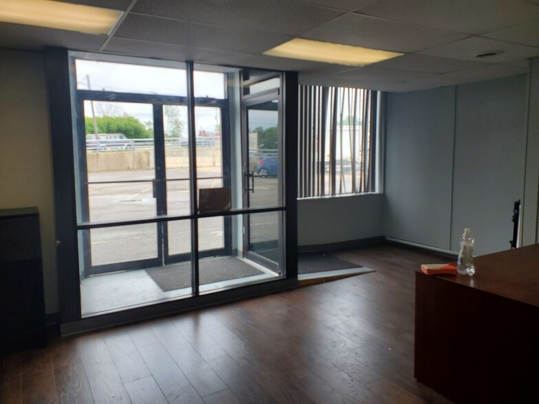 More Photos Of 2425 Hyde Park Blvd, Niagara Falls Freestanding For Lease