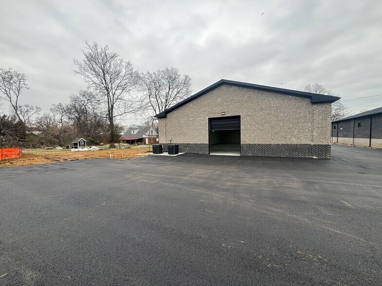 More Photos Of 136 Shivel Dr, Hendersonville Flex For Sale