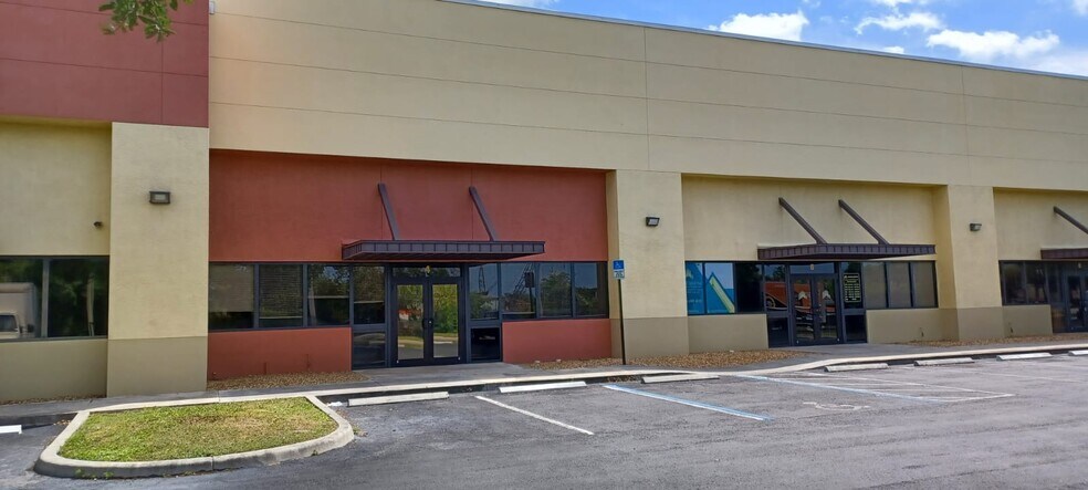 More Photos Of 17121 Cam Ct, Fort Myers Showroom For Lease