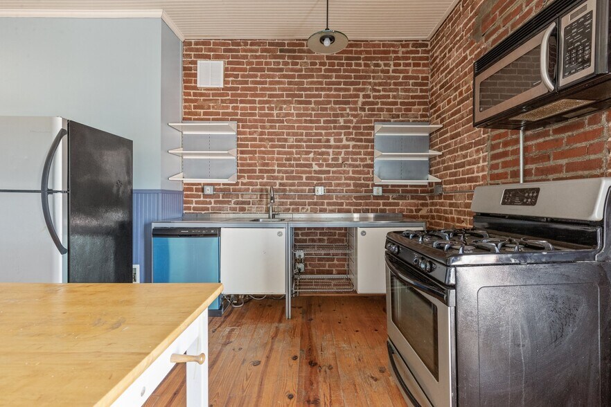 More Photos Of 116-118 N Main St, Sand Springs Storefront Retail Residential For Sale